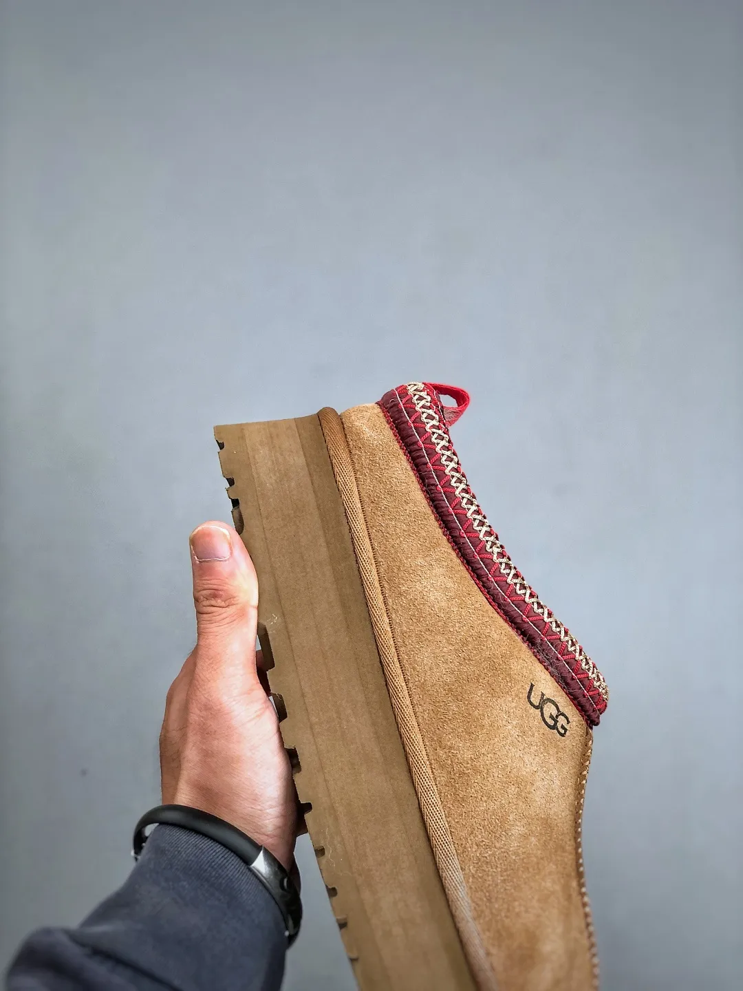 Local self-pickup💰560 supports store placement. The top version on the market. UGG Tazz ethnic style thick-soled women's model. Xiaohongshu's hot model. Produced by a major foreign trade factory in Guangzhou. From toe to insole, genuine sheep fur. Independent outer box packaging. Chip. With waterproof technology. Differentiating from any version on the market. 5cm thick sole. Independently developed original outsole. Cashmere insole. Keep warm when going out in winter. It is a very suitable choice for home use. In the new year, uug has launched a style series, which is partially biased towards the preferences of young consumers. It has also moved to the forefront of fashion trends. Shoe body material. Water-repellent coated suede upper. 17mm UGGPURE™ implanted wool insole. Lightweight non-slip and comfortable rubber outsole. With brand LOGO. With full packaging. Size: 35-40